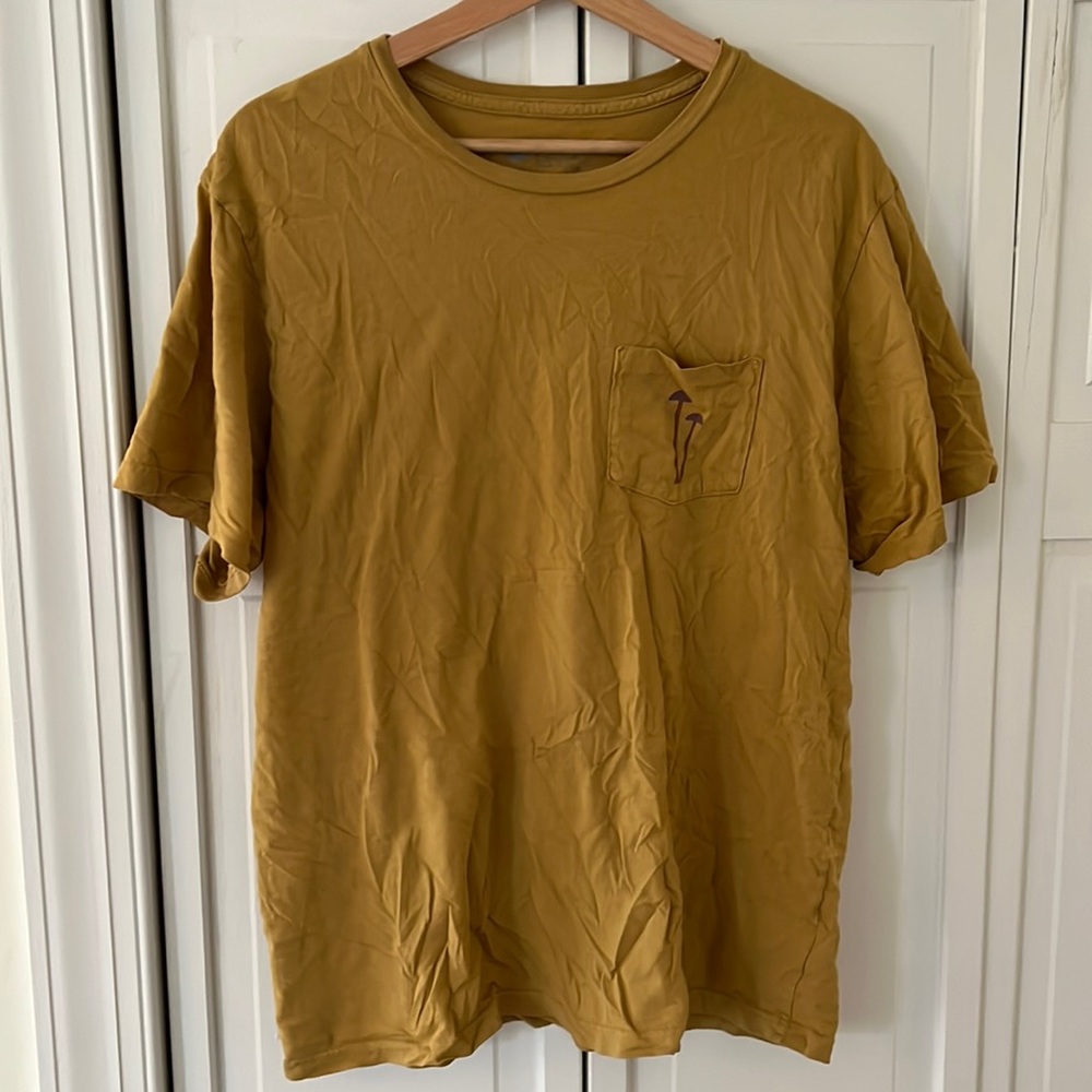 Mollusk mushroom tee L